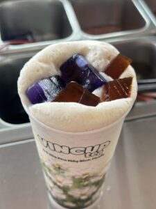Trà sữa pha máy hay Hồng trà latte 27K: cùng vị hồng trà, chọn ly nào? 1 trà sữa pha máy