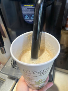 Trà sữa pha máy hay Hồng trà latte 27K: cùng vị hồng trà, chọn ly nào? 2 trà sữa pha máy